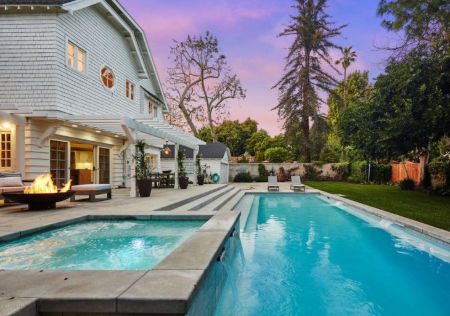 Jason Segel owns a Los Feliz Mediterranean-style villa worth&nbsp;$4.255 million&nbsp;house in Pasadena, California.